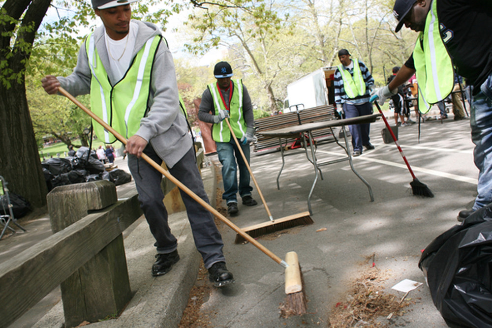 Cleaning up out. Cleaning public areas. Clean up Outdoor. Clean up initiatives.